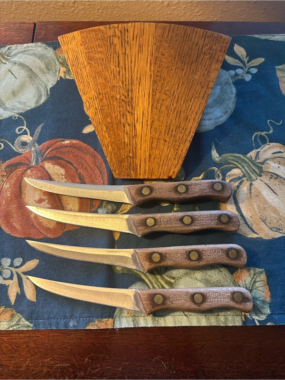 4 - Chicago Cutlery Walnut Handle 103S Steak Knives with Fan Block. EUC. 🇺🇸